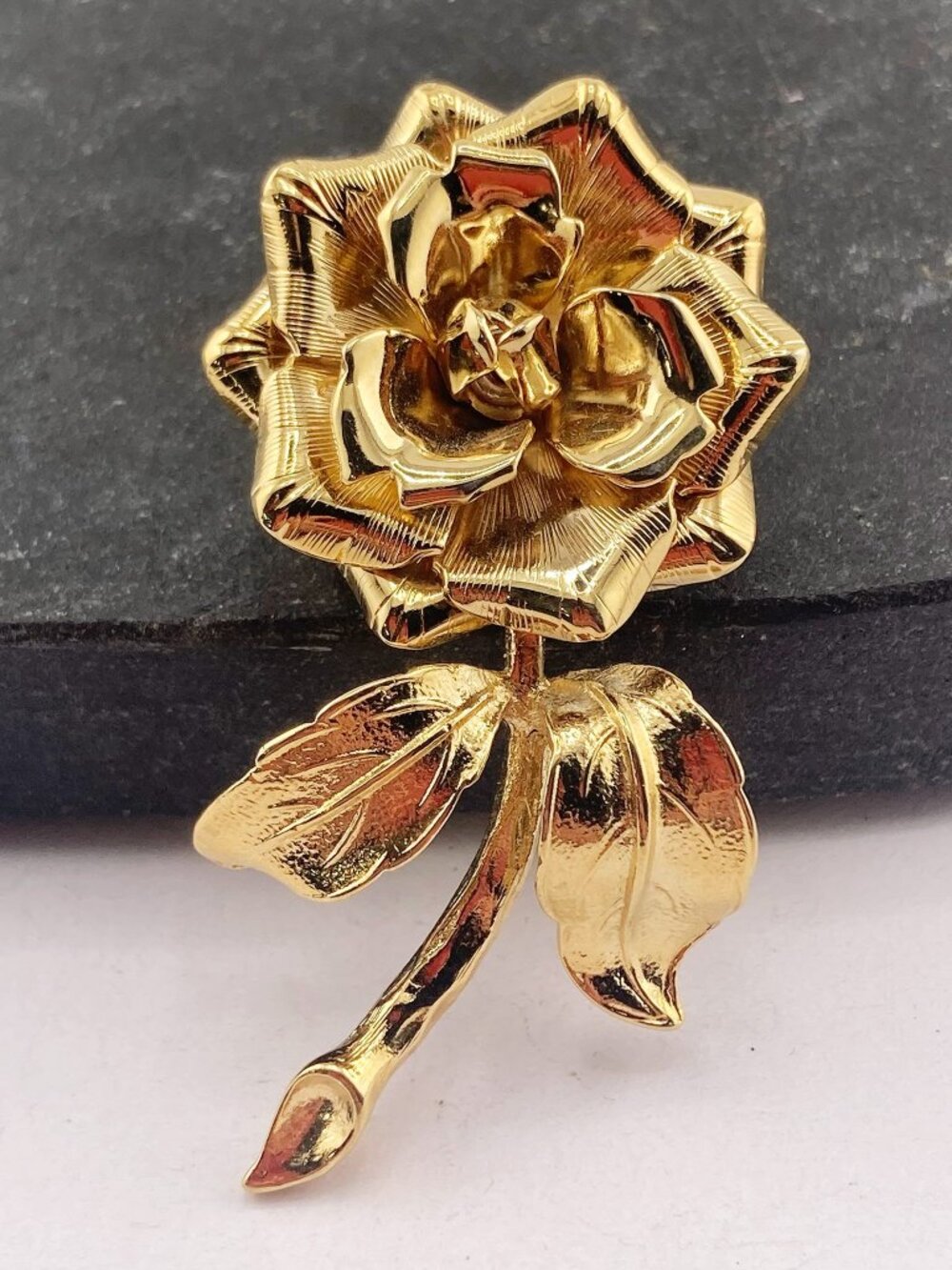 MID-CENTURY VINTAGE Big brushed gold tone metal dimensional rose brooch 50s pin
